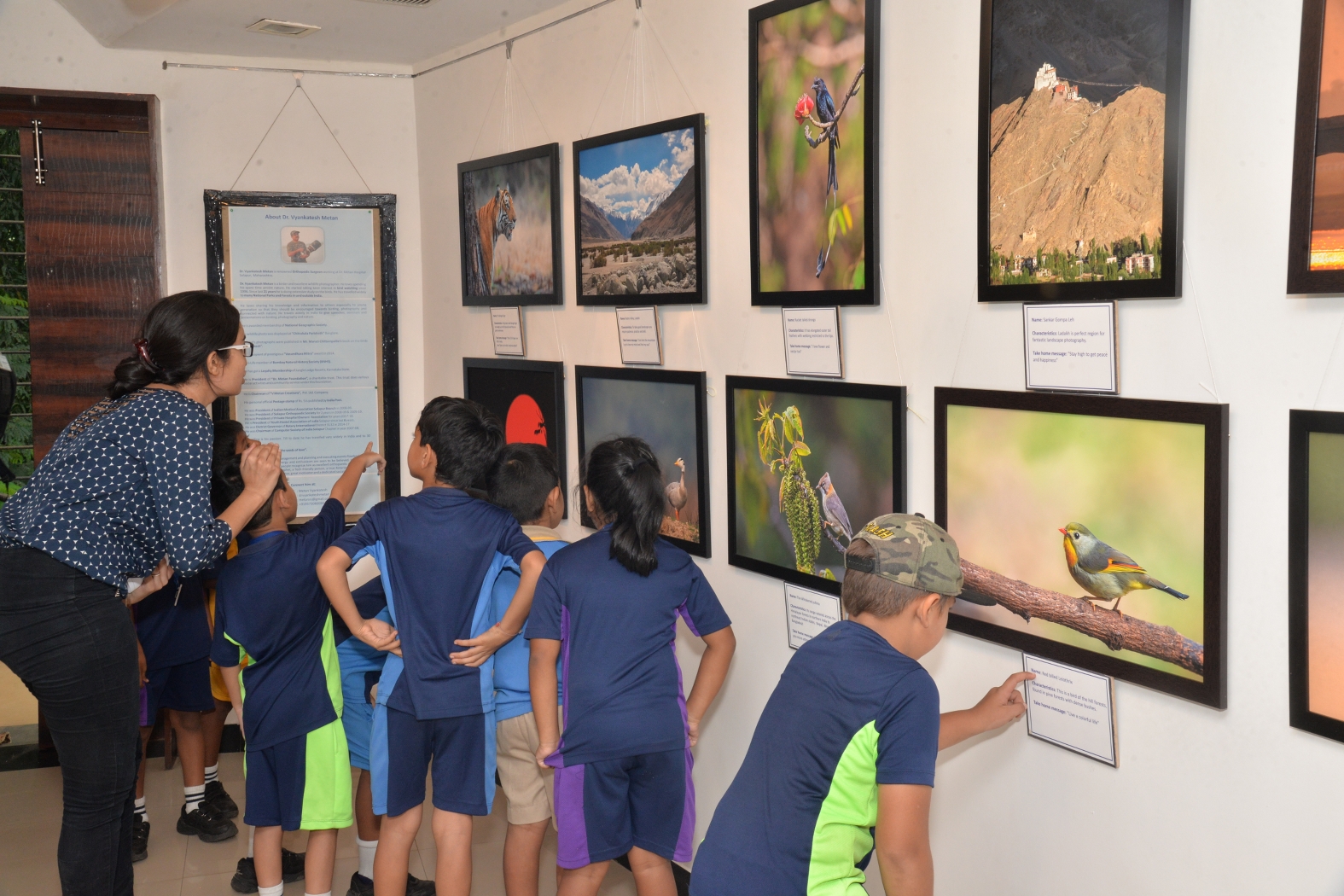 Exhibition at Jehangir Art Gallery Mumbai Dr Vyankatesh Metan Q 1575x1050