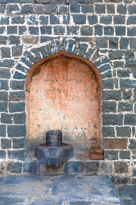Shiva linga on the way to Shri Siddheshwar temple Machnur